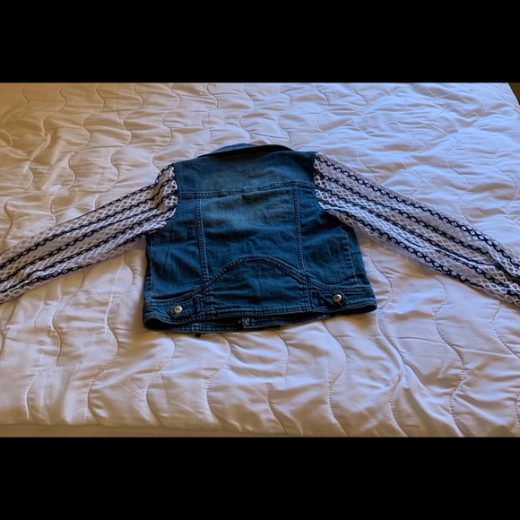 Fashionable jean jacket - Picture 2 of 3